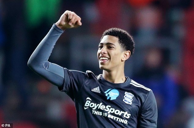 皇马后防问题严重，阿诺德伤缺，球员轮换困难，姆巴佩虽强但后防乏力，形势严峻。