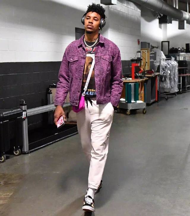 湖人遭连败，詹姆斯难逃批评目光，队友教练依然支持