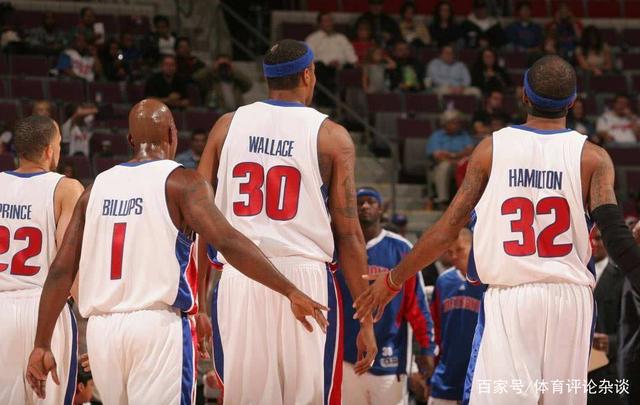 卡塔尔男足在小组赛中0-3爆冷负于突尼斯，遗憾出局，引发热议。