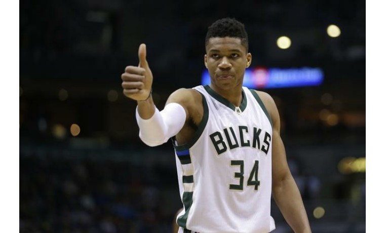 欧冠杯16强次回合｜ 单场最年轻传射率巴塞双杀宾菲加 亚马尔：我的世界波确实精彩